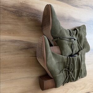 Violet & Red “Janine” Olive Suede Ankle Boots Size 7 | Block Heel Boho